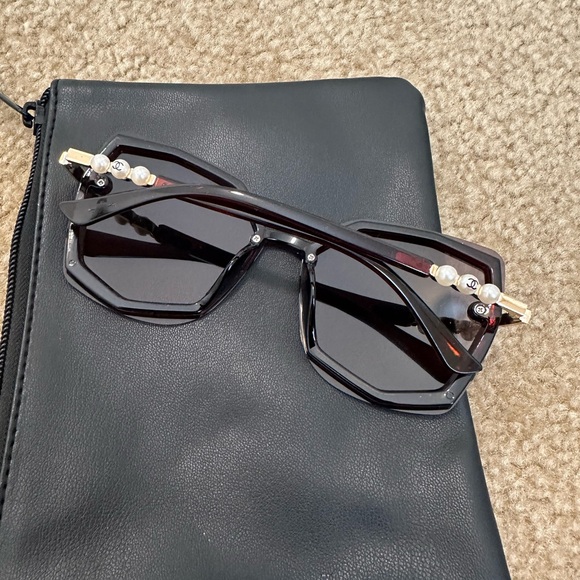 Chic Oversized Black Sunglasses - Picture 4 of 4